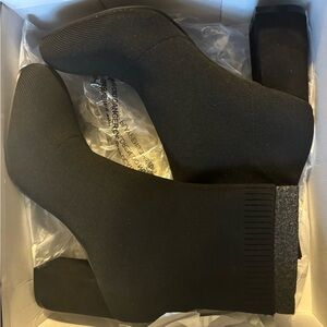 Never worn MIA ERIKA BLACK FKNIT BOOTIE
